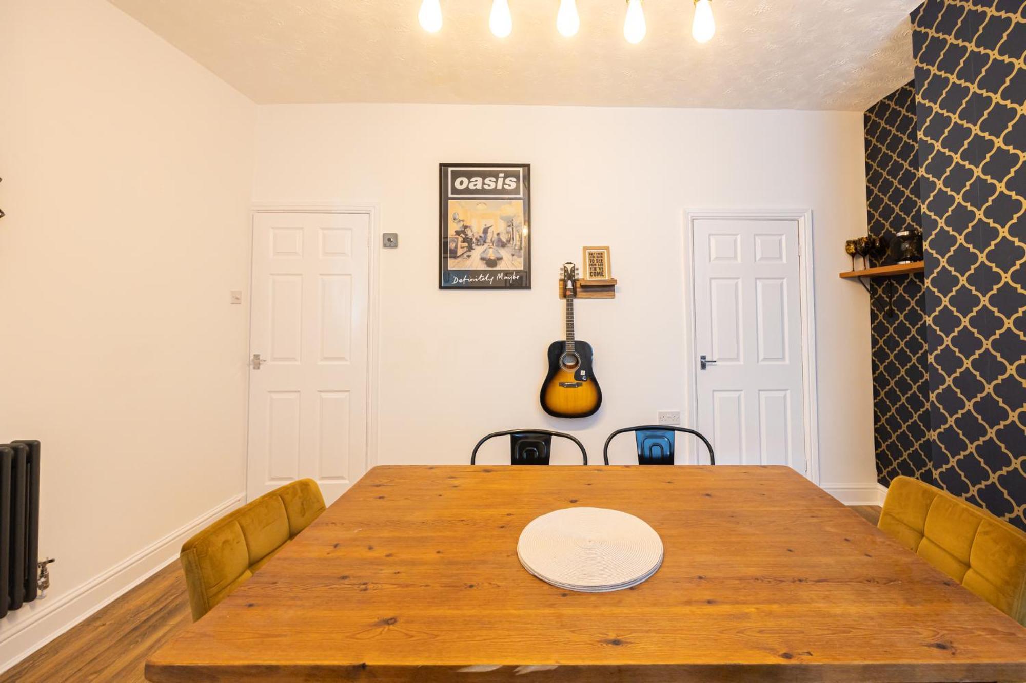 Casa de férias Winslow House- Close To Coop Etihad & Free Parking