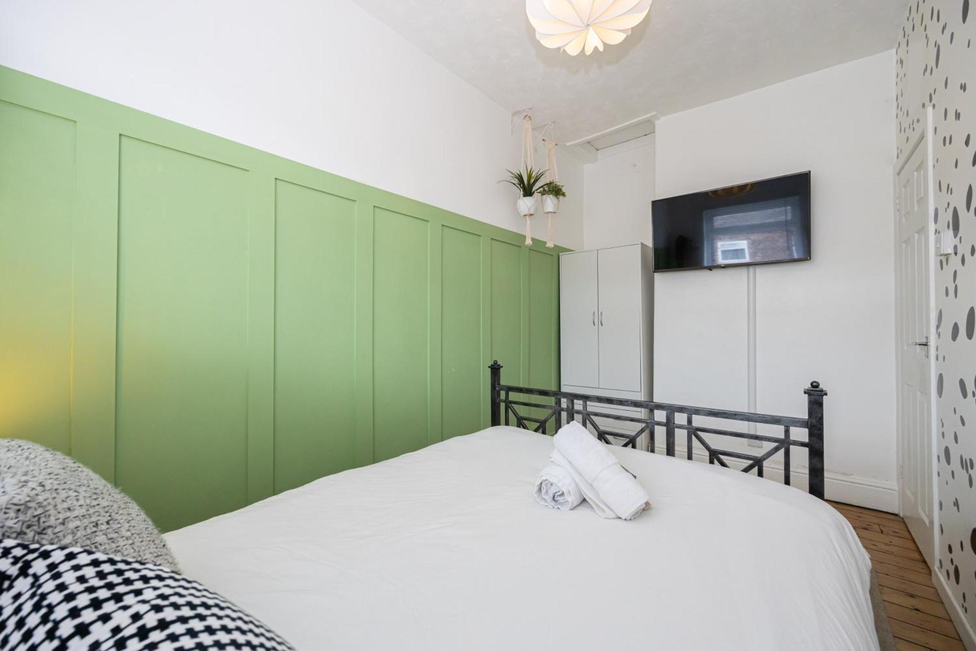Casa de férias Winslow House- Close To Coop Etihad & Free Parking *