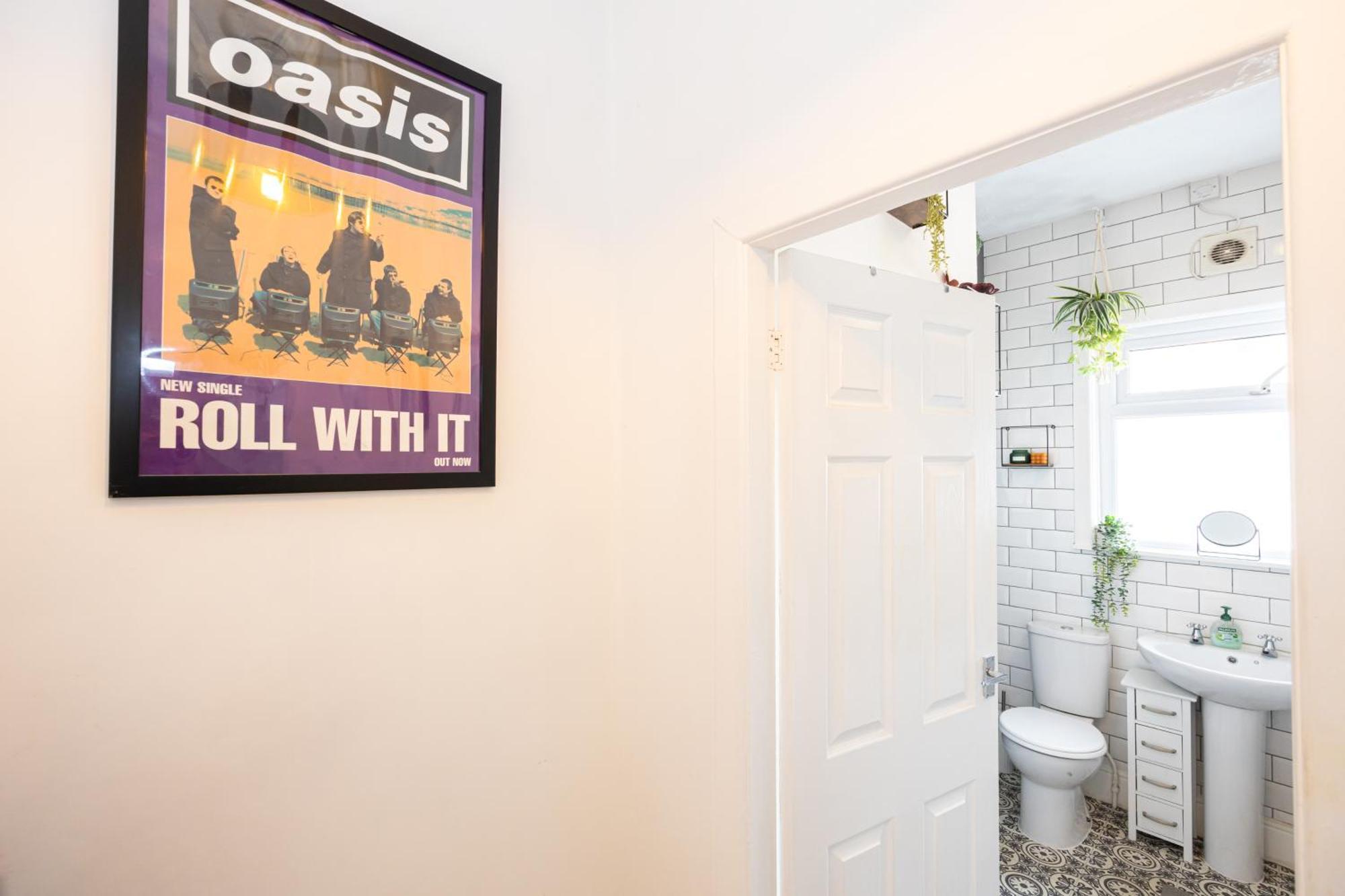 Casa de férias Winslow House- Close To Coop Etihad & Free Parking