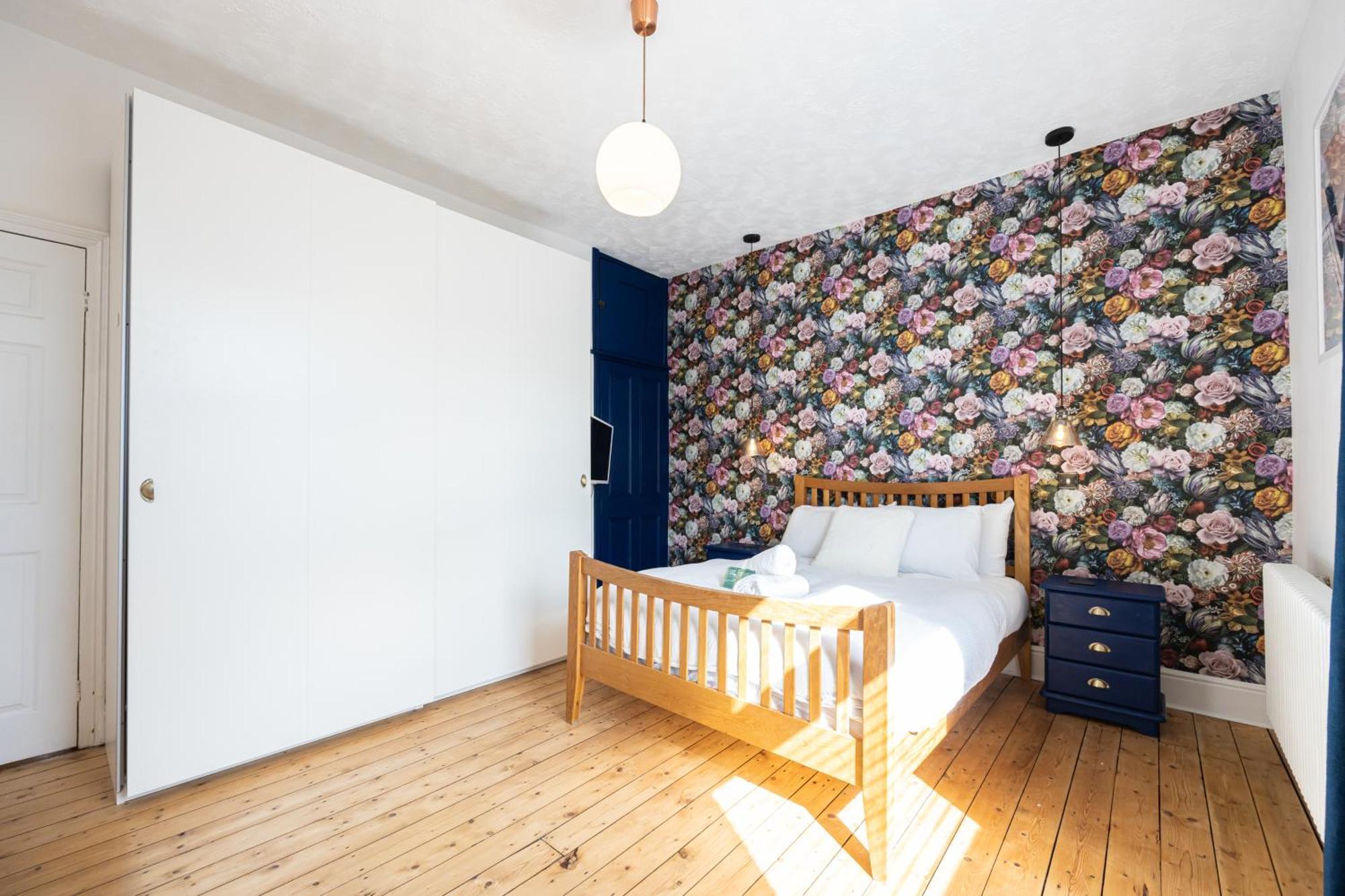 Casa de férias Winslow House- Close To Coop Etihad & Free Parking *