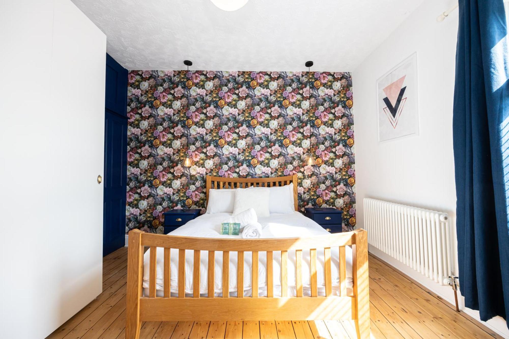 Casa de férias Winslow House- Close To Coop Etihad & Free Parking *